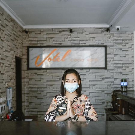 Votel Hotel Tulungagung Kültér fotó