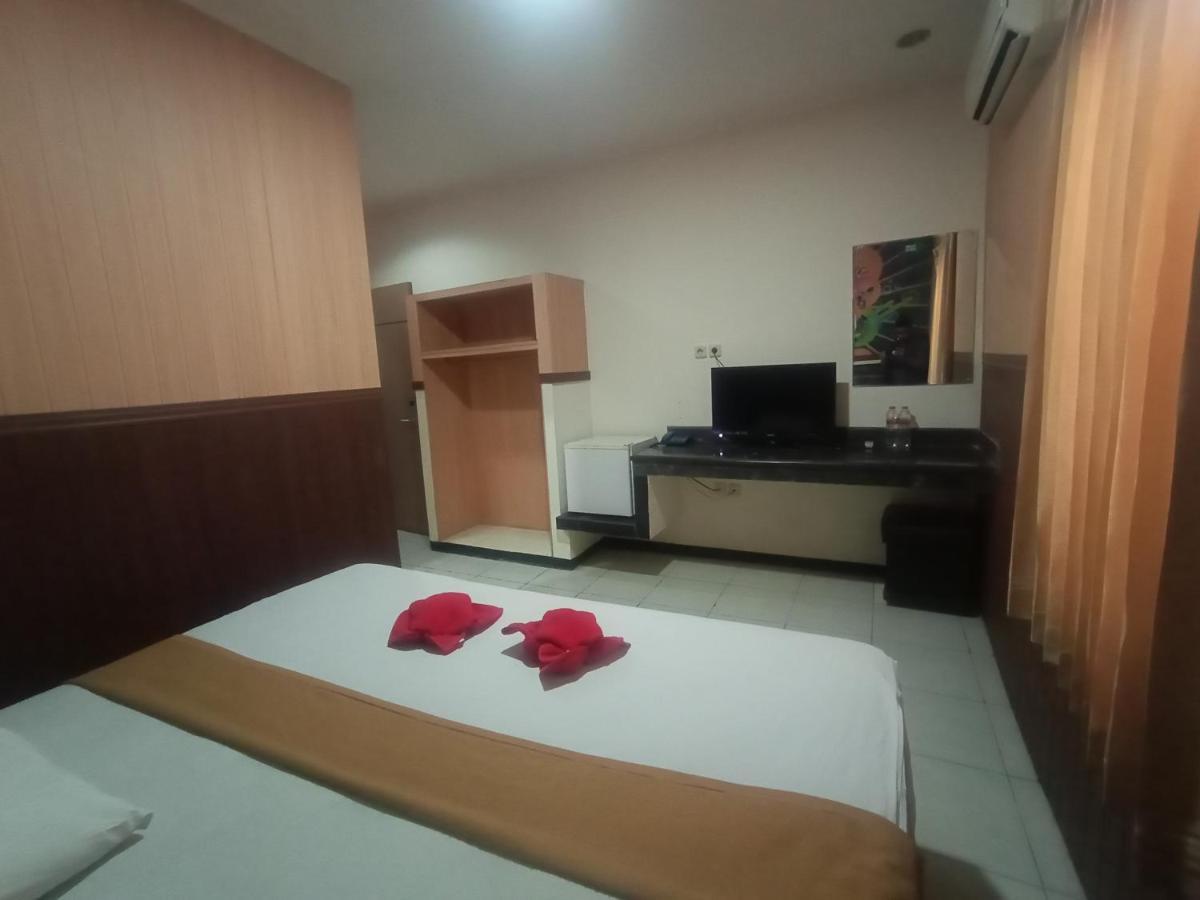 Votel Hotel Tulungagung Kültér fotó