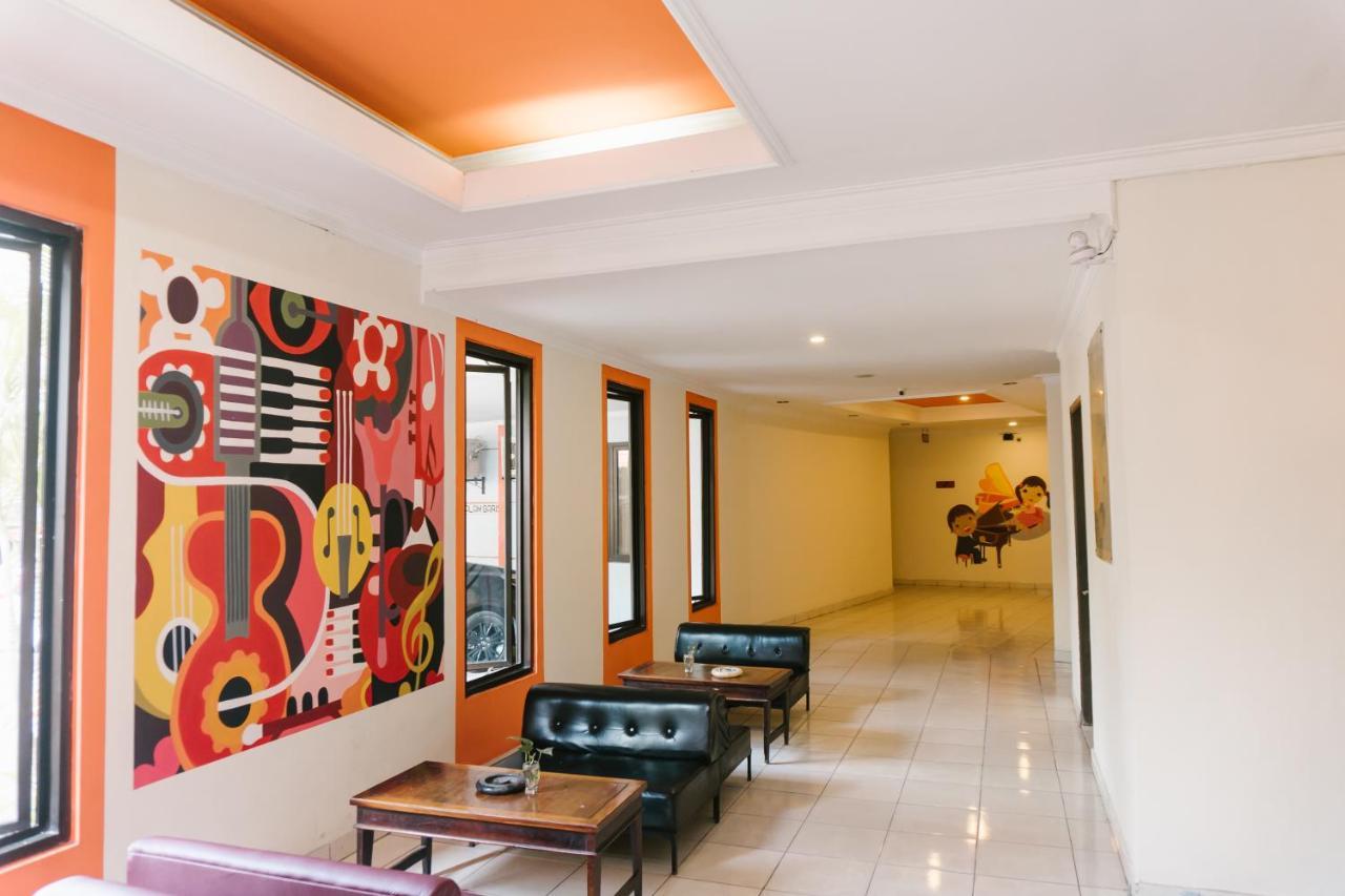 Votel Hotel Tulungagung Kültér fotó