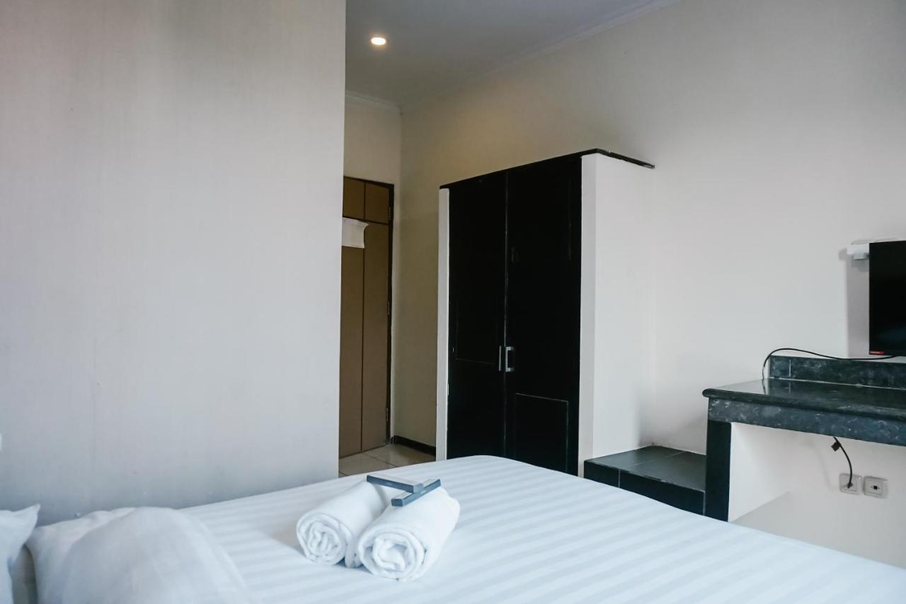 Votel Hotel Tulungagung Kültér fotó